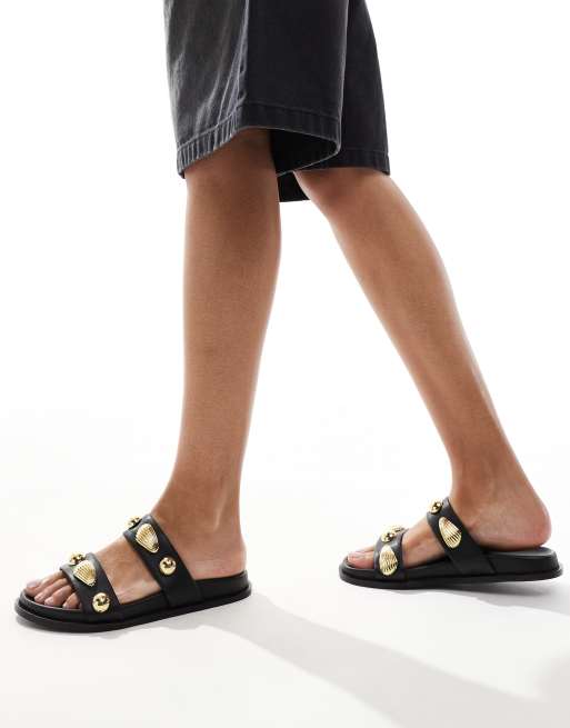 Sandalias negras planas con dos correas y detalles de conchas doradas de 4th & Reckless, 3 de 4