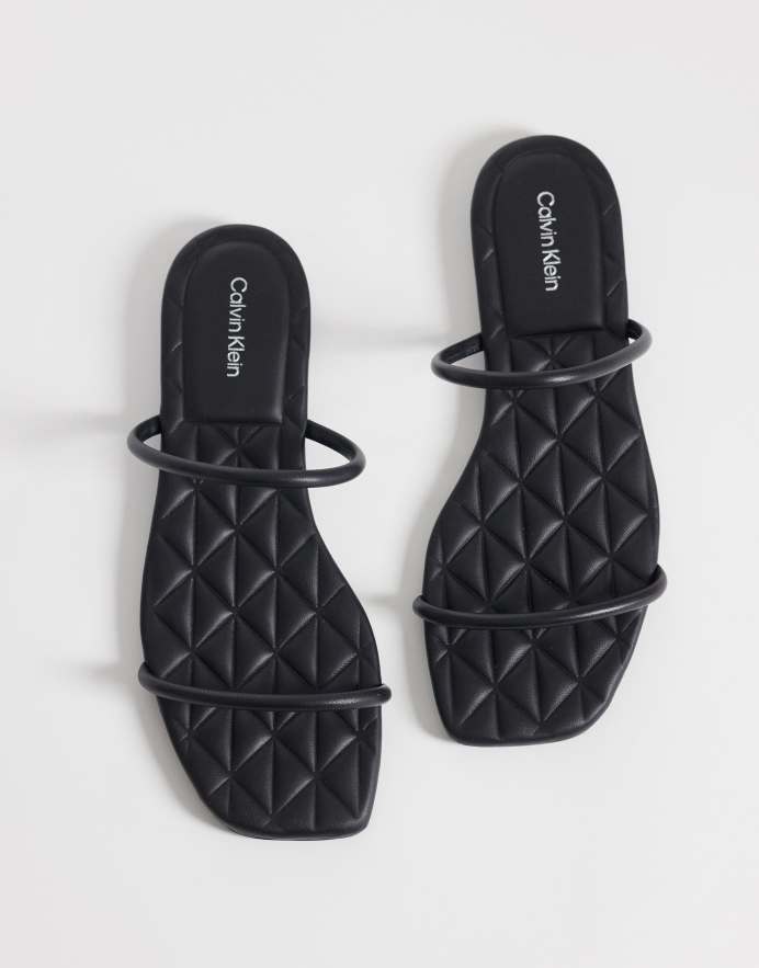 Calvin Klein Sandalias negras planas con puntera cuadrada y diseño acolchado de cuero de Jeans