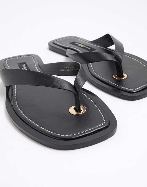 Sandalias negras planas con tira de dedo de cuero de River Island, 3 de 3