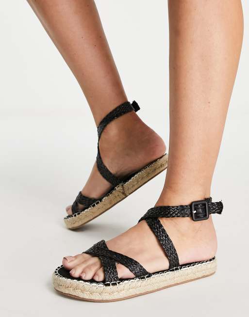 Sandalias negras planas con tiras cruzadas de rafia de Missguided