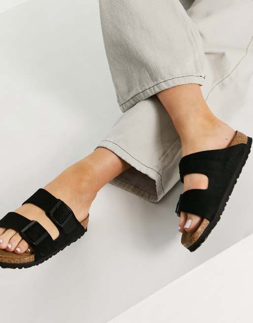 blanco lechoso A través de Desplazamiento Sandalias negras planas de ante Arizona de Birkenstock | ASOS