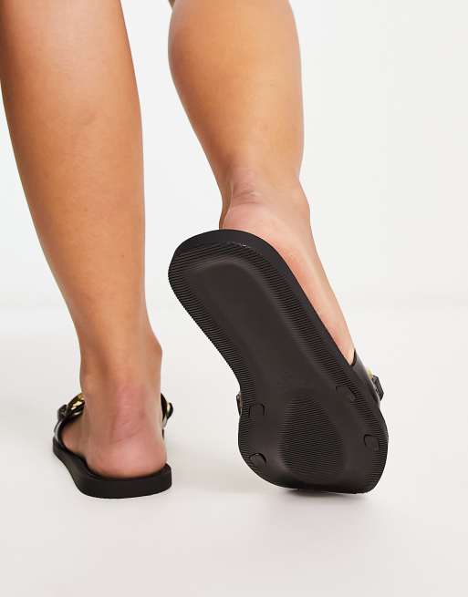 Sandalias negras planas de goma con detalle de cadena Fleur de ASOS DESIGN Wide Fit, 2 de 4