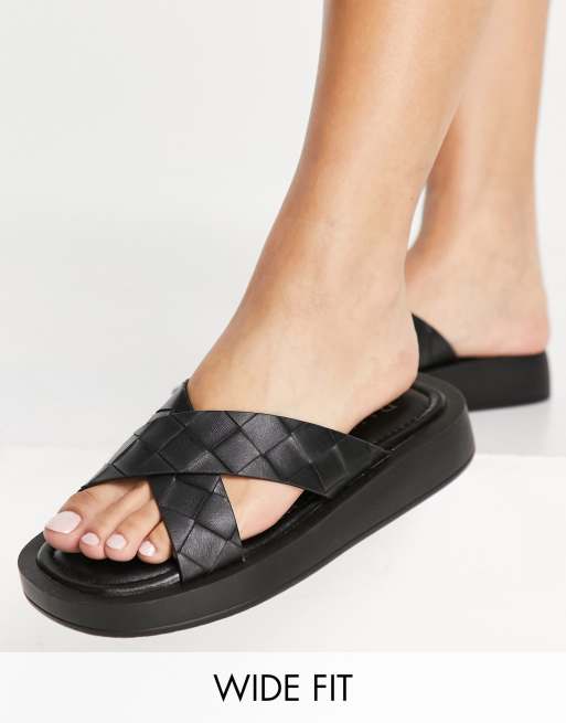 Sandalias negras sin cierres suela gruesa y diseño trenzado Andina de Wide Fit | ASOS
