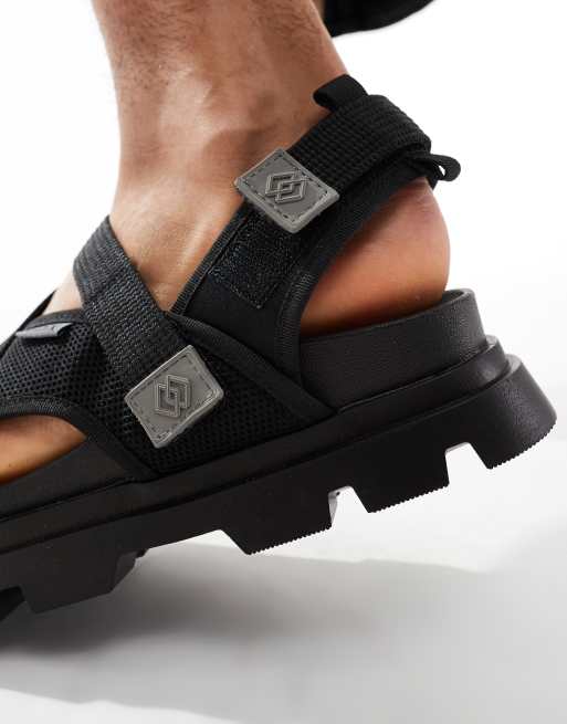 Sandalias negras técnicas con detalle de monograma de ASOS DESIGN, 2 de 4