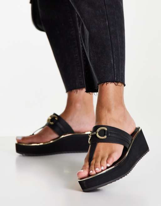 Sandalias negras y online doradas