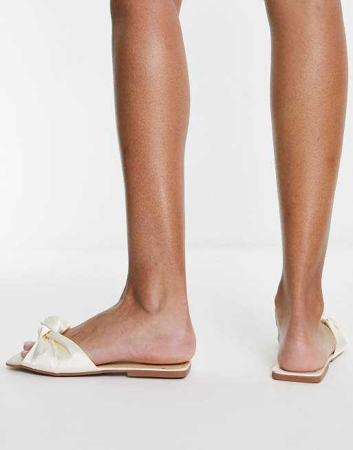 Sandalias planas blancas con detalle de nudo de satén de ASOS DESIGN, 2 de 4