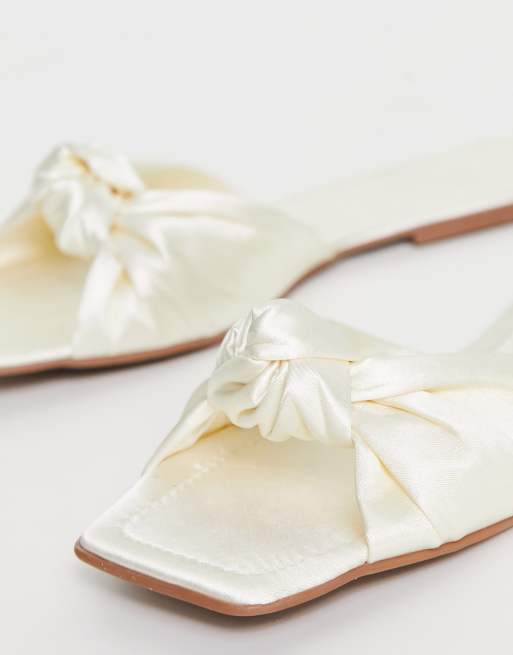 Sandalias planas blancas con detalle de nudo de satén de ASOS DESIGN, 3 de 4