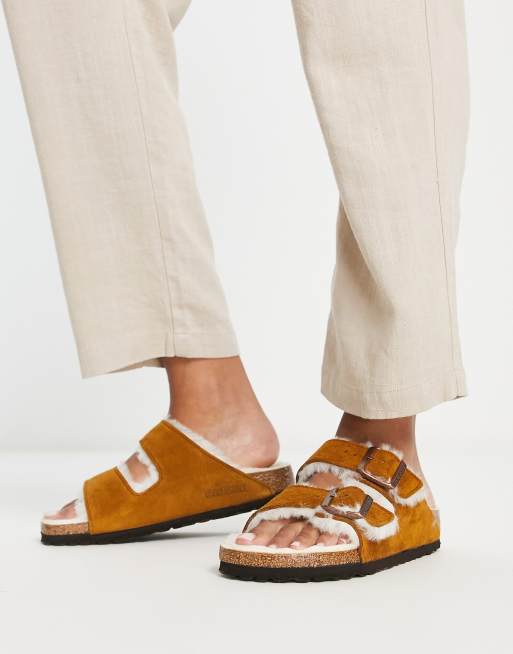 Sandalias planas color visón forro de pelo Arizona de Birkenstock | ASOS
