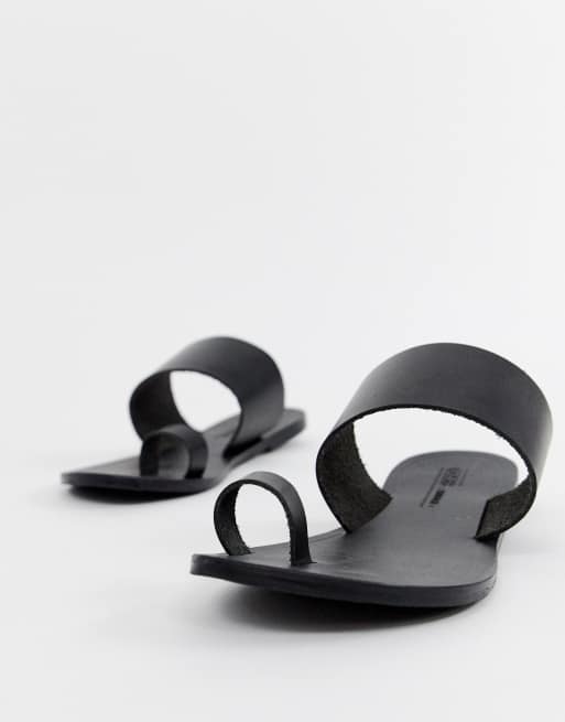 Sandalias planas con aro para el dedo de cuero Faro de ASOS DESIGN, 2 de 4