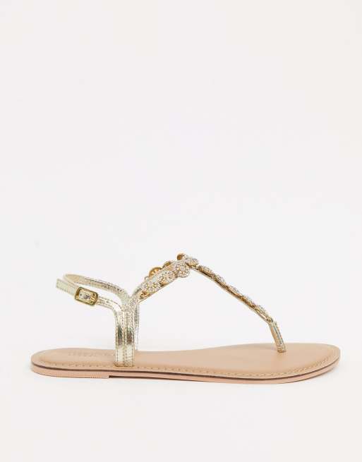 Sandalias planas doradas con barra en T y detalles de adornos con cristales Rome de Accessorize, 2 de 4