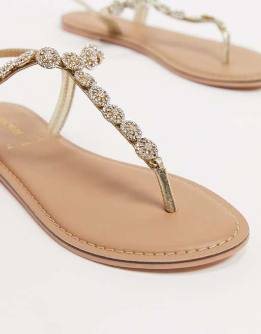 Sandalias planas doradas con barra en T y detalles de adornos con cristales Rome de Accessorize, 3 de 4