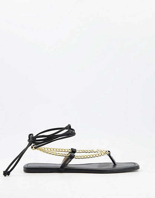 Sandalias planas negras con detalle de cadena de Glamorous