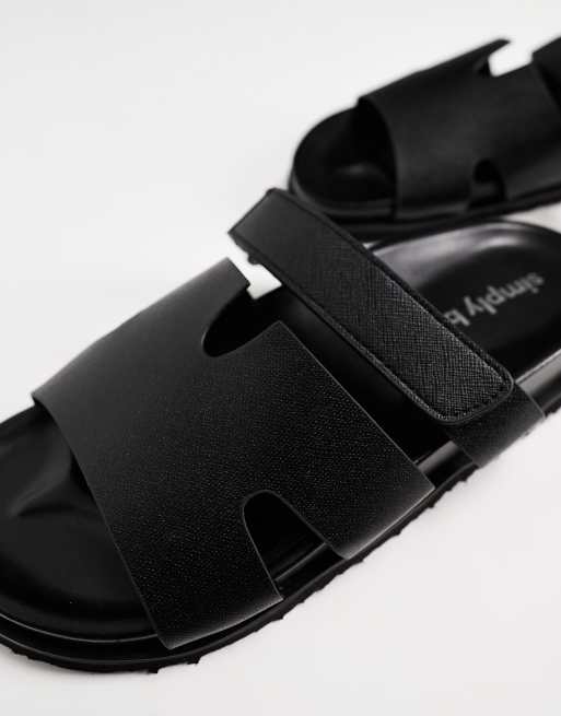 Sandalias planas negras con doble tira de Simply Be Wide Fit, 4 de 4