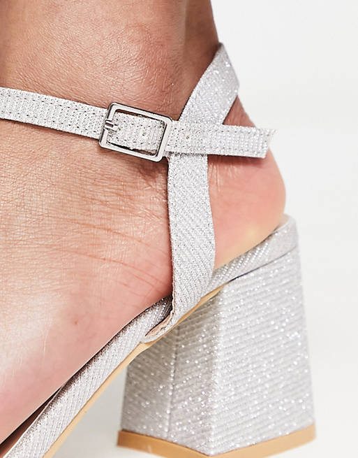 Sandalias plateadas brillantes con tacón medio bloque de New Look | ASOS