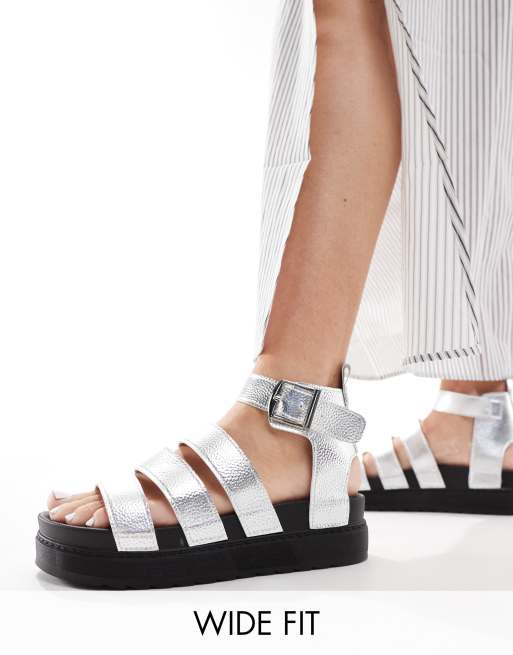Sandalias plateadas con correas anchas de Truffle Collection Wide Fit