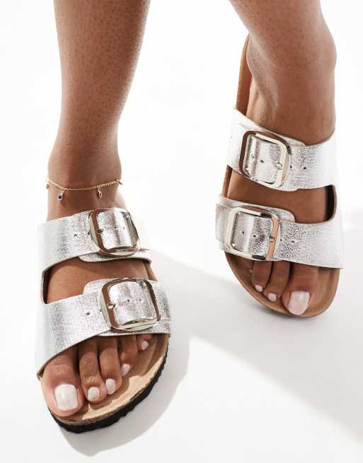 Sandalias plateadas con dos correas y hebillas de New Look ASOS