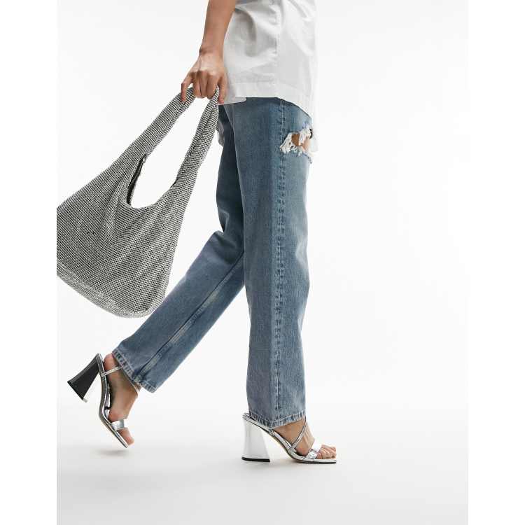 Zapatillas plateadas con pantalon de mezclilla hotsell