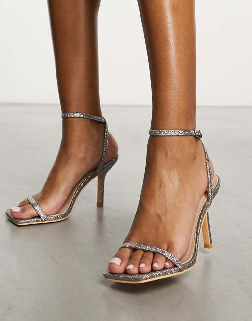 Sandalias plateadas de tacón con acabado de purpurina y diseño minimalista de Glamorous Wide Fit
