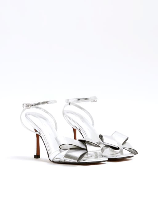 Sandalias plateadas de tacón con detalle de lazo de River Island, 3 de 3