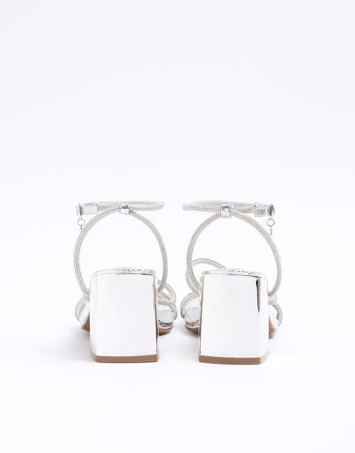Sandalias plateadas de tacón con diseño de tiras adornadas de River Island, 2 de 4