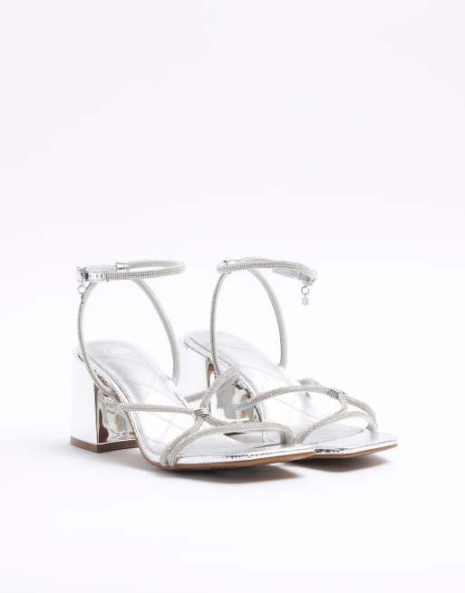 Sandalias plateadas de tacón con diseño de tiras adornadas de River Island, 3 de 4