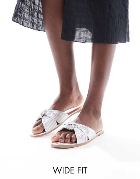 Sandalias plateadas planas con detalle de nudo Faraah de RAID Wide Fit - view 1