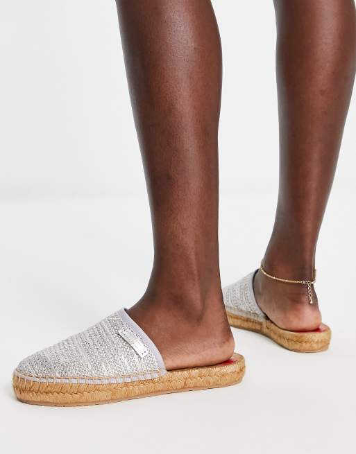 Sandalias plateadas sin cierres estilo alpargatas de Love Moschino