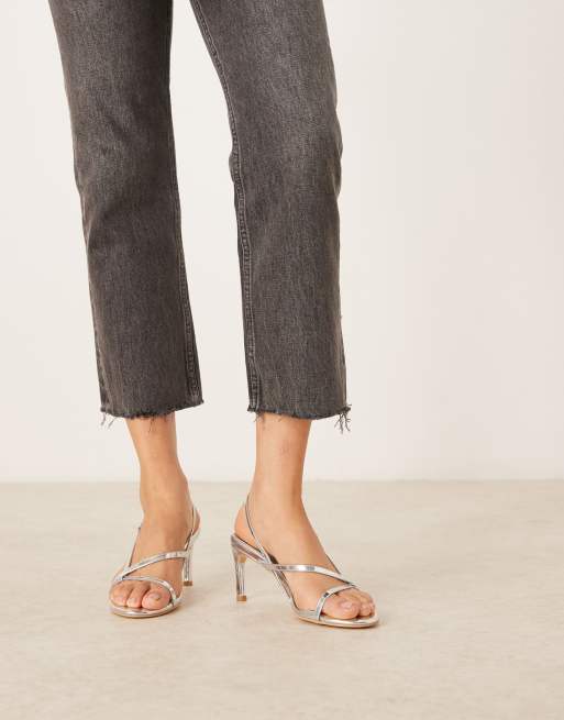 Sandalias plateado metalizado de tacón con diseño de tiras de Glamorous, 2 de 4