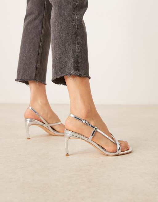 Sandalias plateado metalizado de tacón con diseño de tiras de Glamorous, 3 de 4