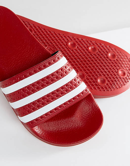 Sandalias rojas Adilette de adidas Originals ASOS