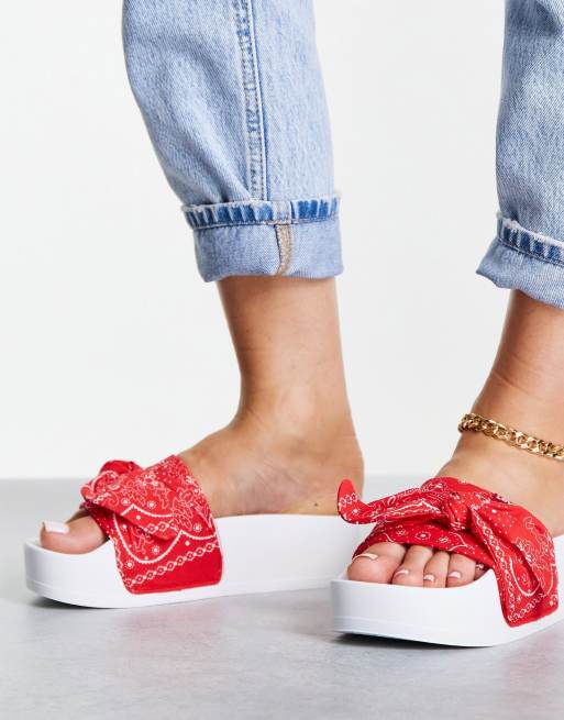 papel aniversario despierta Sandalias rojas con plataforma plana y detalle de lazo June Bold de Levi's  | ASOS