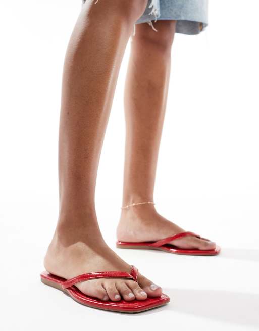 Sandalias rojas con tira de dedo Rooney de SEQWL Wide Fit
