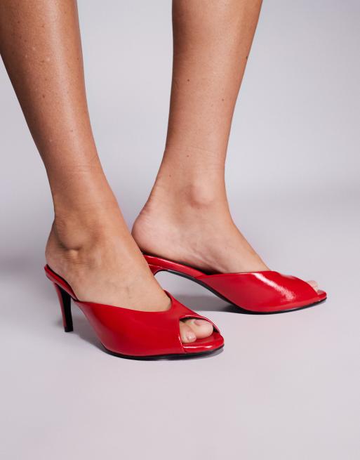 Sandalias rojas estilo mules con puntera abierta y tacón Stessy de Public Desire, 3 de 4