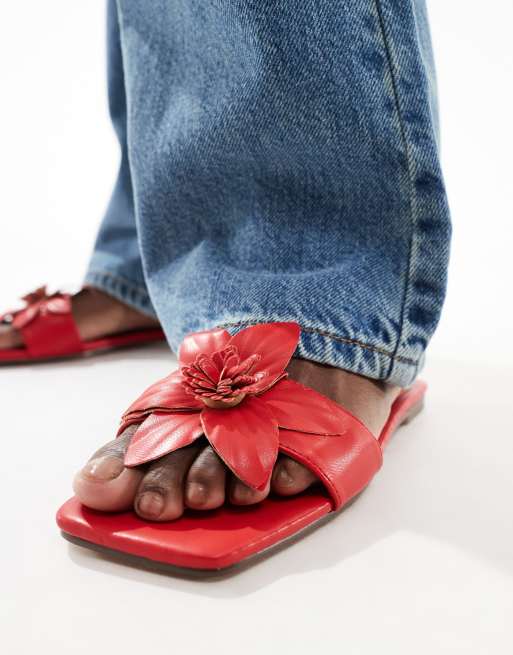 Sandalias rojas planas con detalle de flor Miray de SIMMI London