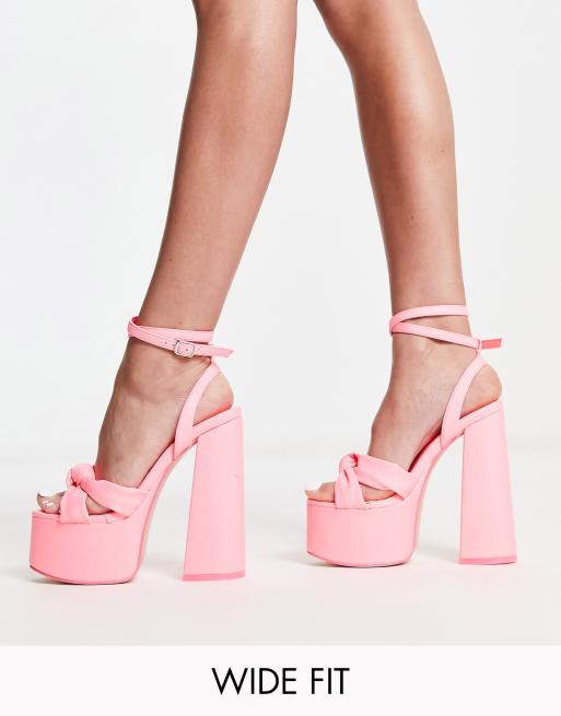 Sandalias rosa acharolado con plataforma y detalle de nudo Leo Edition de Public Desire Wide Fit