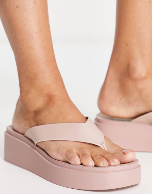 Sandalias rosas con tira de dedo y plataforma plana Carlene de Steve Madden, 4 de 4