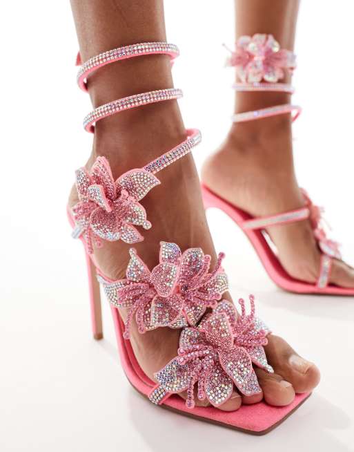 Sandalias rosas de tacón con diseño envolvente en espiral y