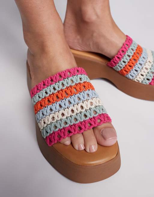 Sandalias tipo mule multicolor en tonos pastel con suela gruesa