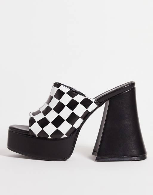 Sandalias tipo mules con tacón de plataforma y estampado de cuadros dameros de Lamoda