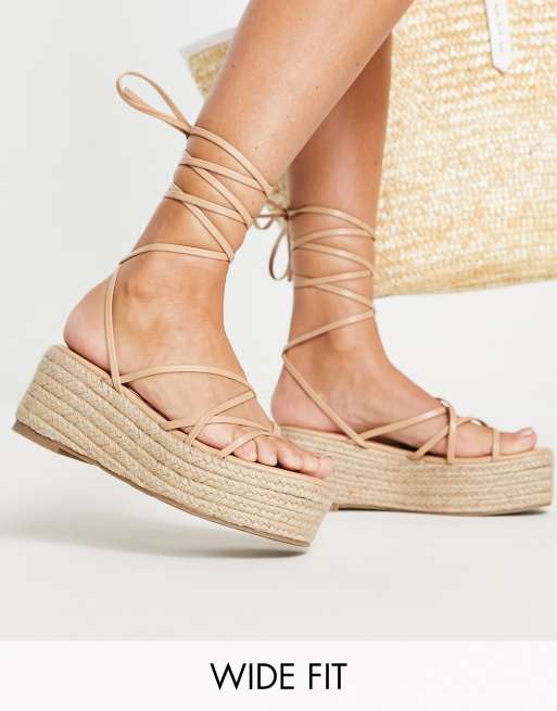 Sandalias tostadas estilo alpargatas con plataforma plana y de tiras de Glamorous Wide Fit | ASOS