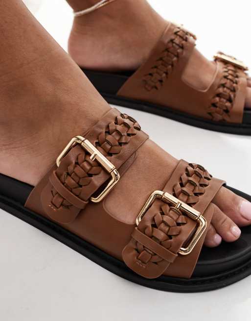 Sandalias tostadas planas con dos hebillas de New Look ASOS