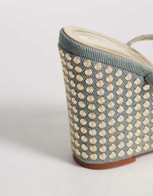 Sandalias vaqueras claras con tacón de cuña y tachuelas Matteus de Azalea Wang, 4 de 4