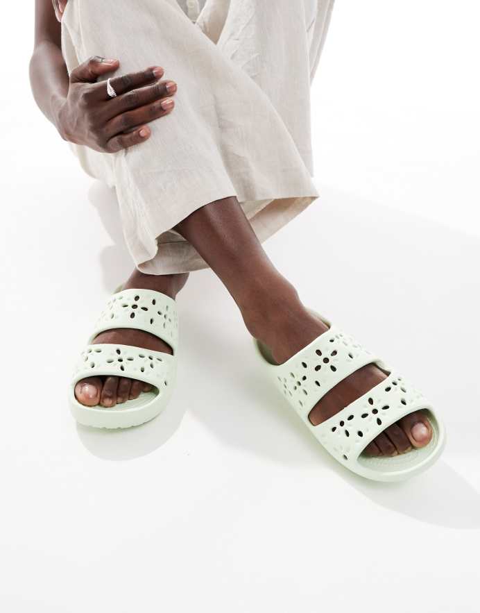 Crocs Sandalias verde jade pálido clásicas con aberturas en formas de flores de