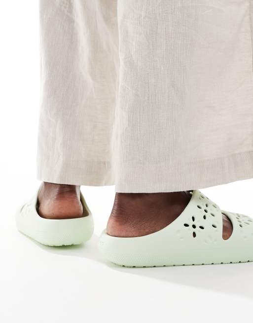 Sandalias verde jade pálido clásicas con aberturas en formas de flores de Crocs, 2 de 4