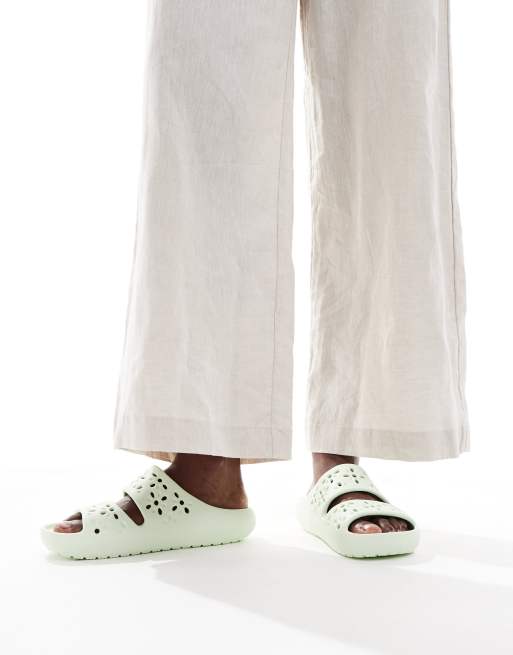 Sandalias verde jade pálido clásicas con aberturas en formas de flores de Crocs, 3 de 4