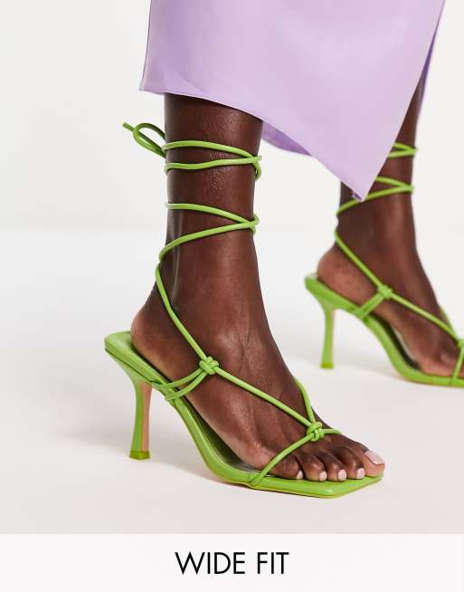 Sandalias verde lima con tacón y diseño anudado al tobillo Harriet de Public Desire Wide Fit