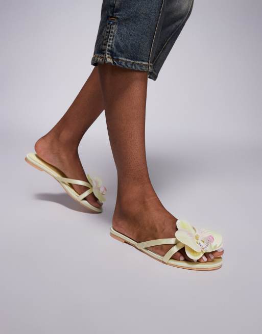 Sandalias verde lima planas con flor tridimensional Claudette de Public Desire
