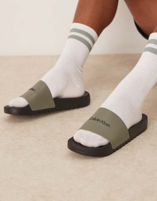 Sandalias verde oliva y negras con logo de Calvin Klein Jeans, 2 de 4