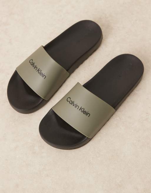 Sandalias verde oliva y negras con logo de Calvin Klein Jeans, 3 de 4