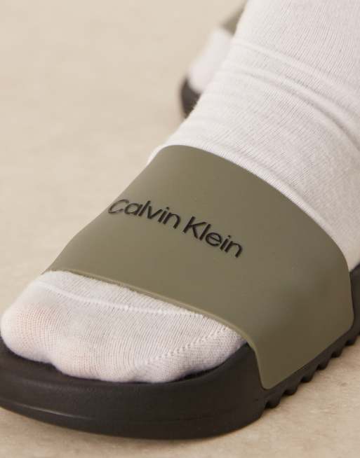 Sandalias verde oliva y negras con logo de Calvin Klein Jeans, 4 de 4